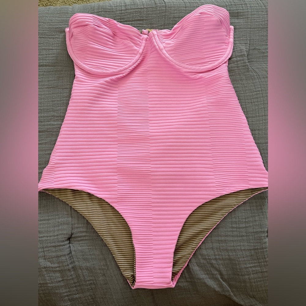 Acacia one piece
Size M 
Pink